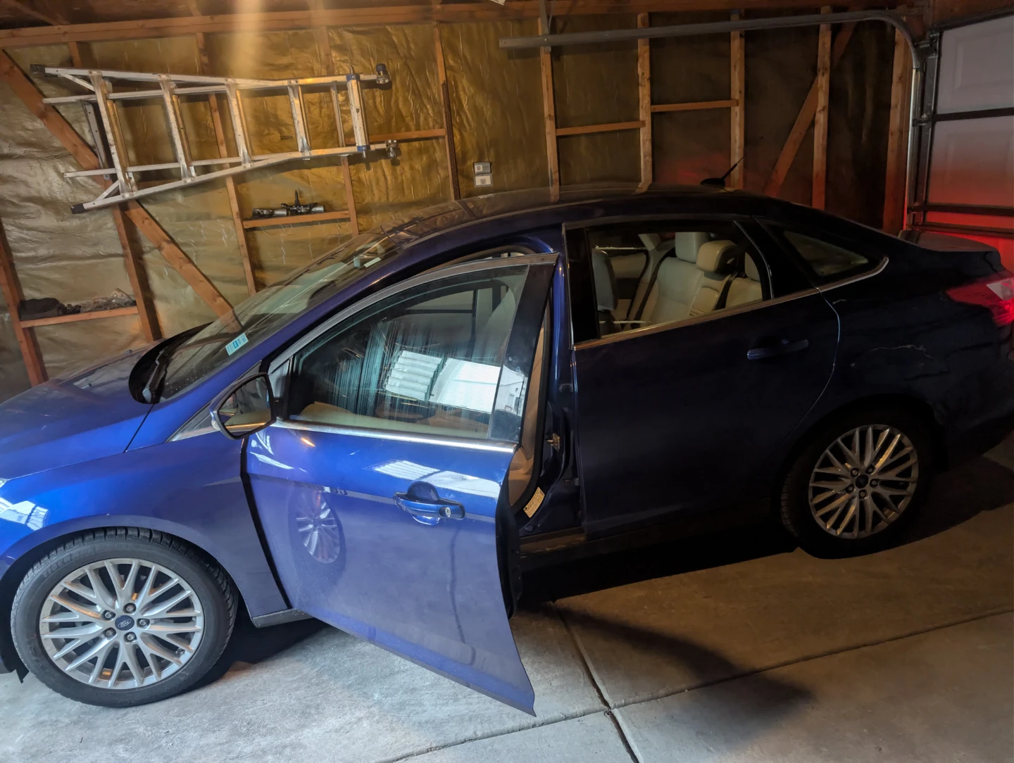 Blue Ford Focus Sedan - photo 3