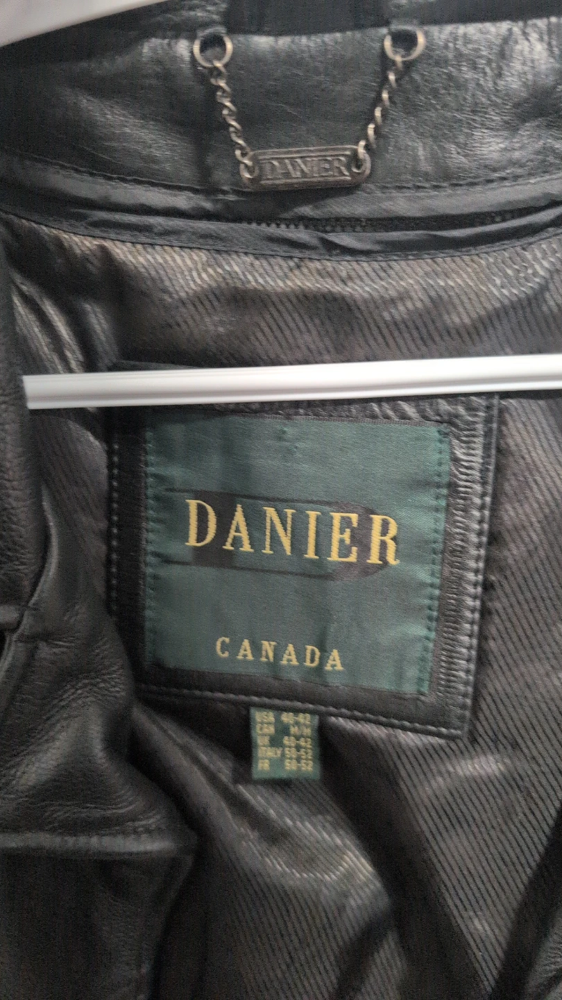 Danier Canada Black Leather Jacket Size M - photo 3