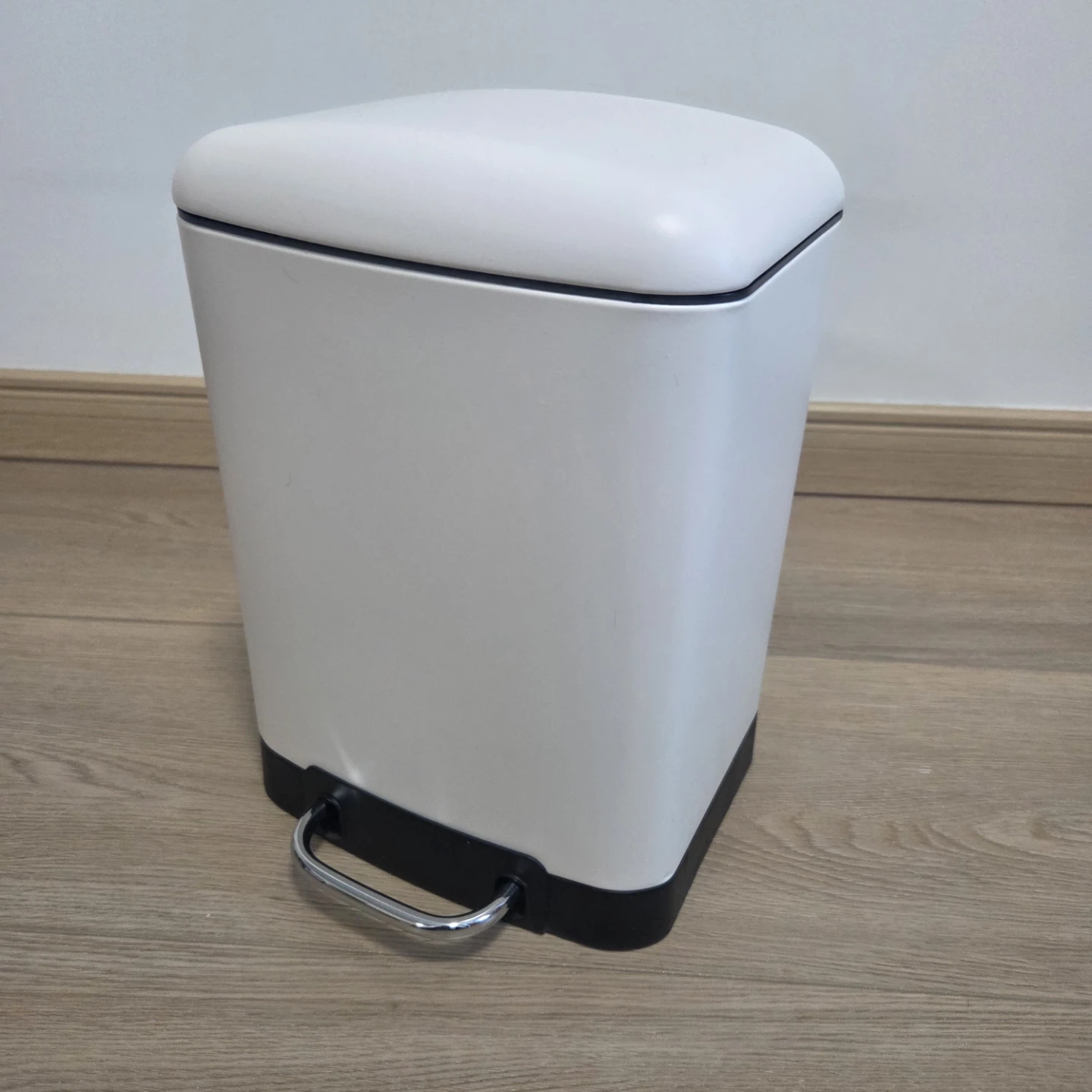 White Step Trash Can with Removable Inner Bin