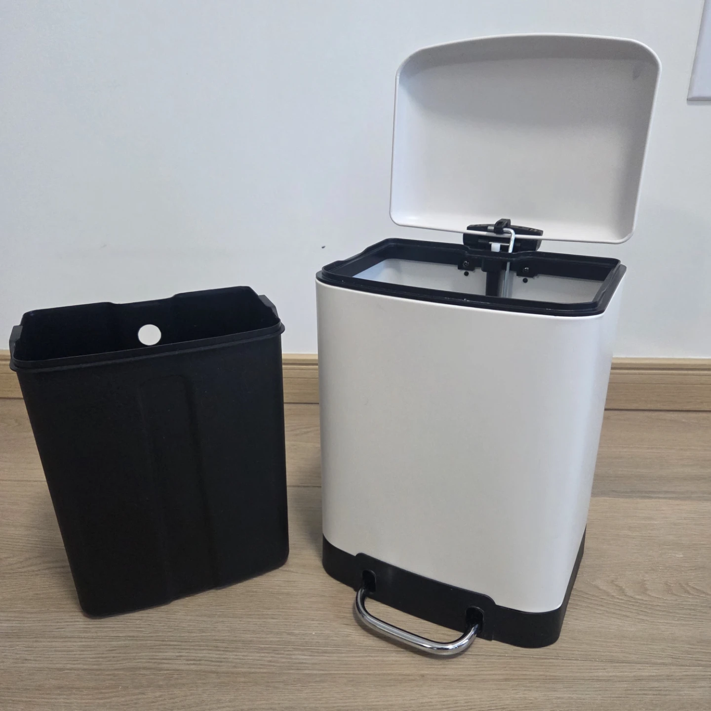 White Step Trash Can with Removable Inner Bin - photo 2