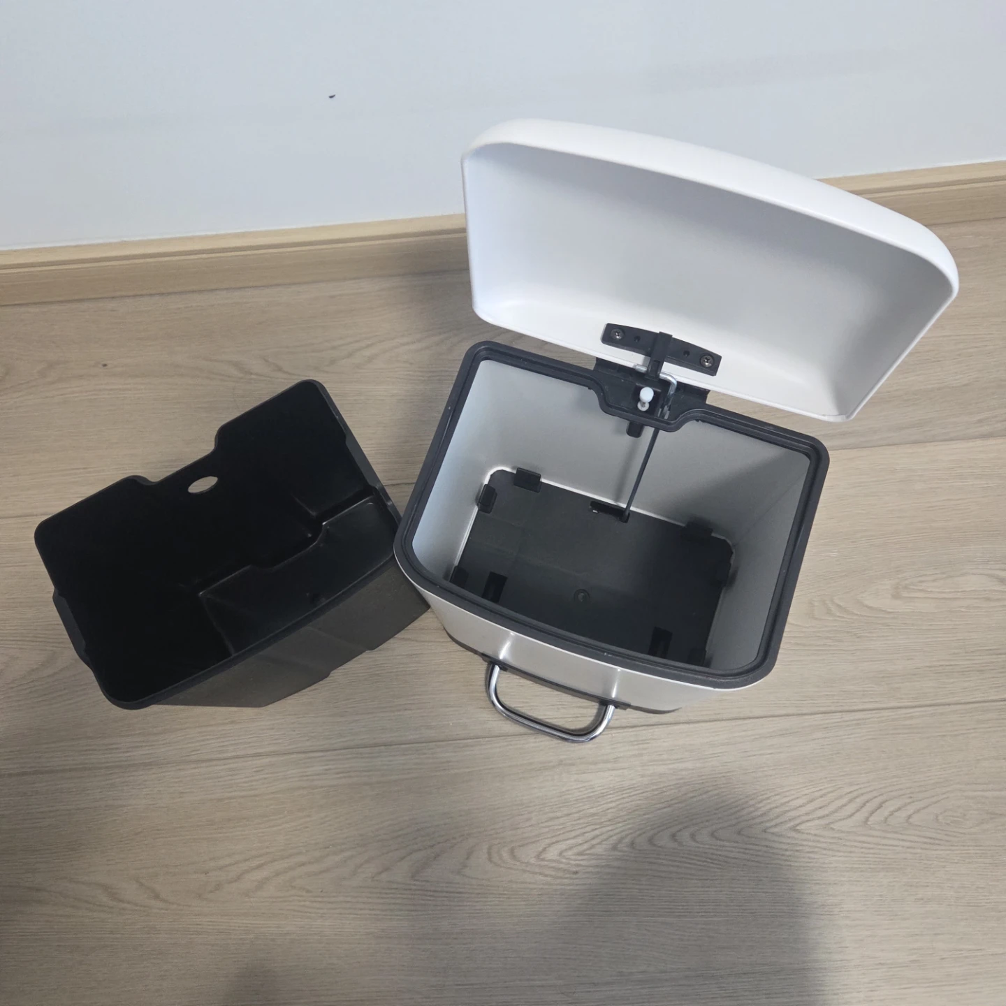 White Step Trash Can with Removable Inner Bin - photo 3