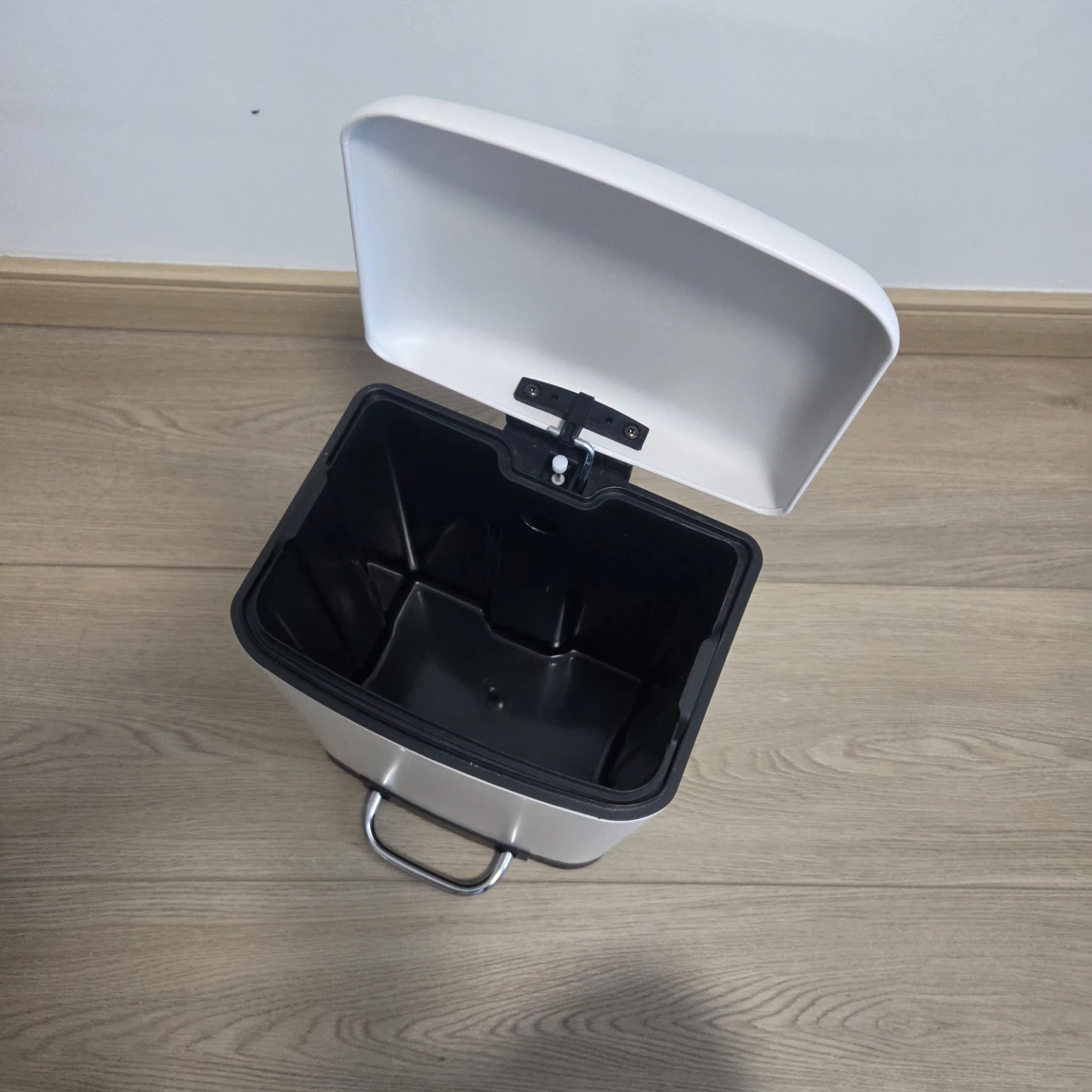 White Step Trash Can with Removable Inner Bin - photo 4