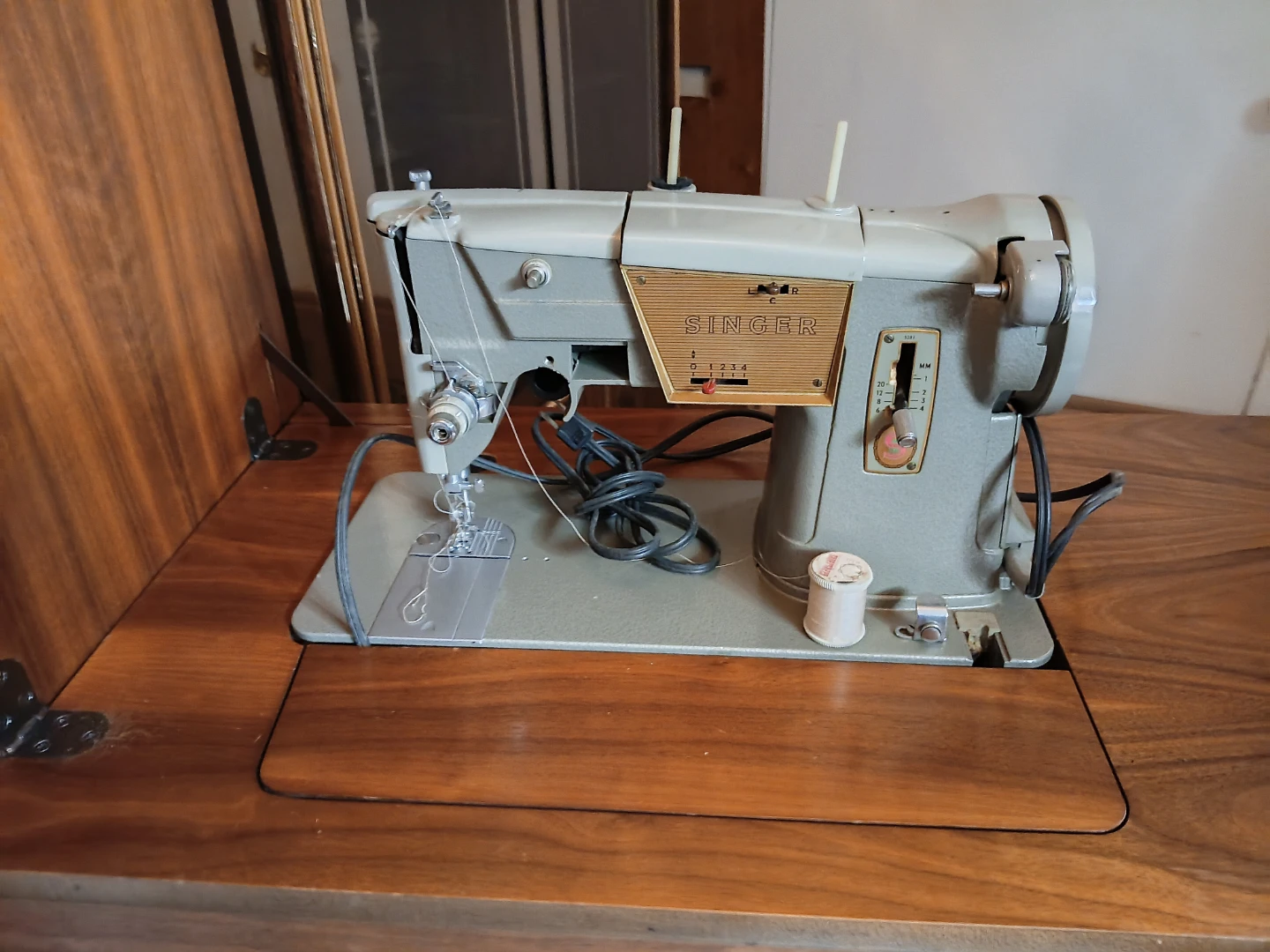 Singer Sewing Machine in Wooden Cabinet - photo 2