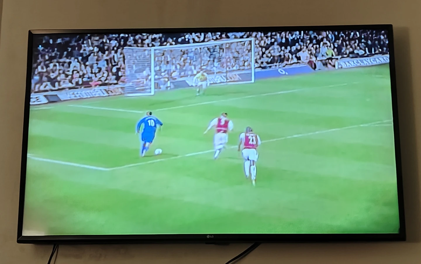 LG 49" 4K UHD Smart TV - 49UJ6300