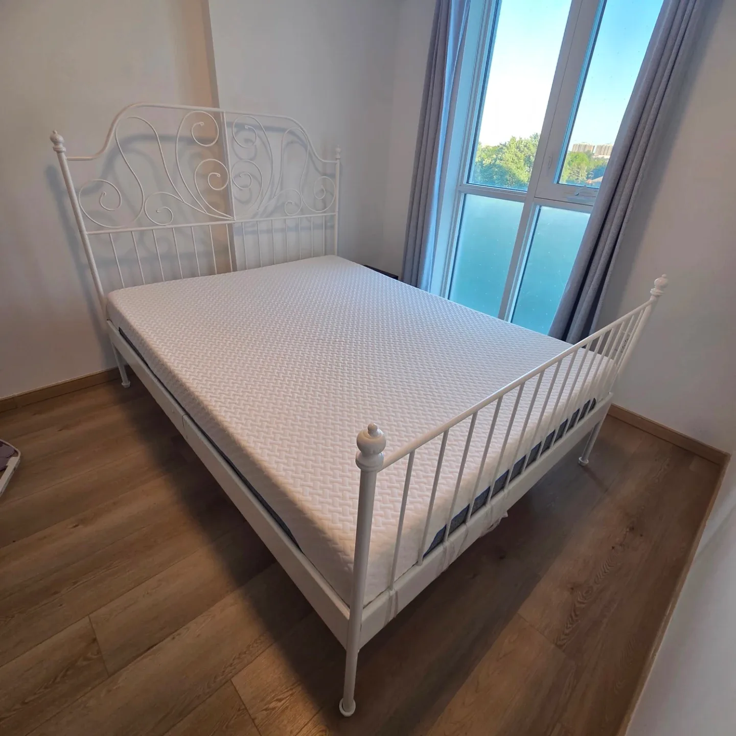 White metal bed with queen mattress - photo 2