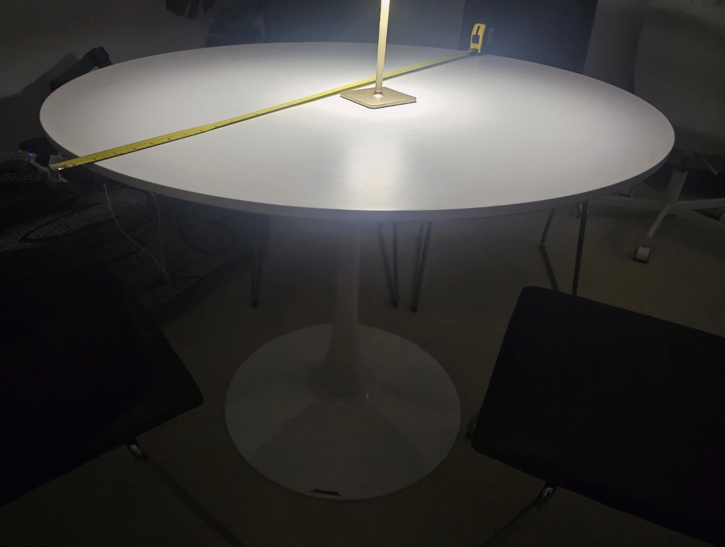 White Round Tulip Dining Table - photo 2