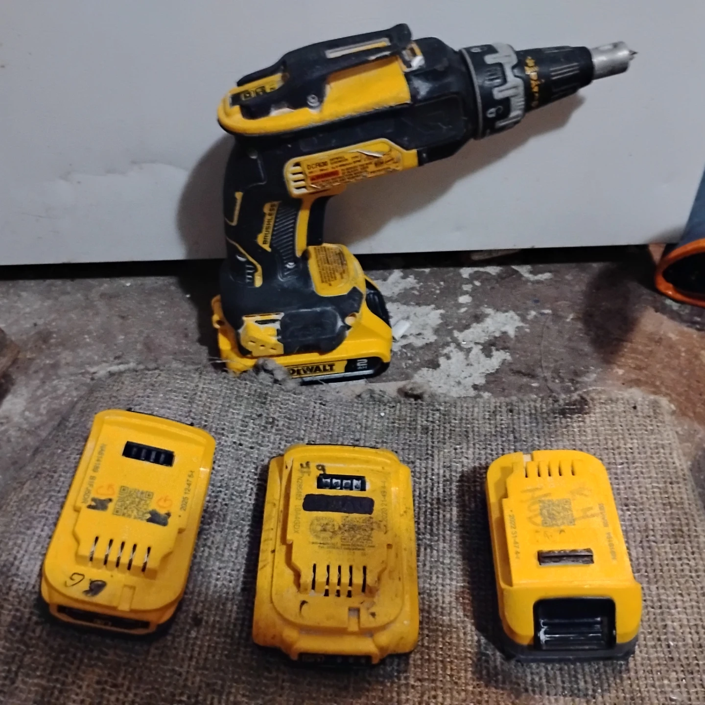 DEWALT DCF630 Cordless Drywall Screwdriver with 3 Batteries - photo 4