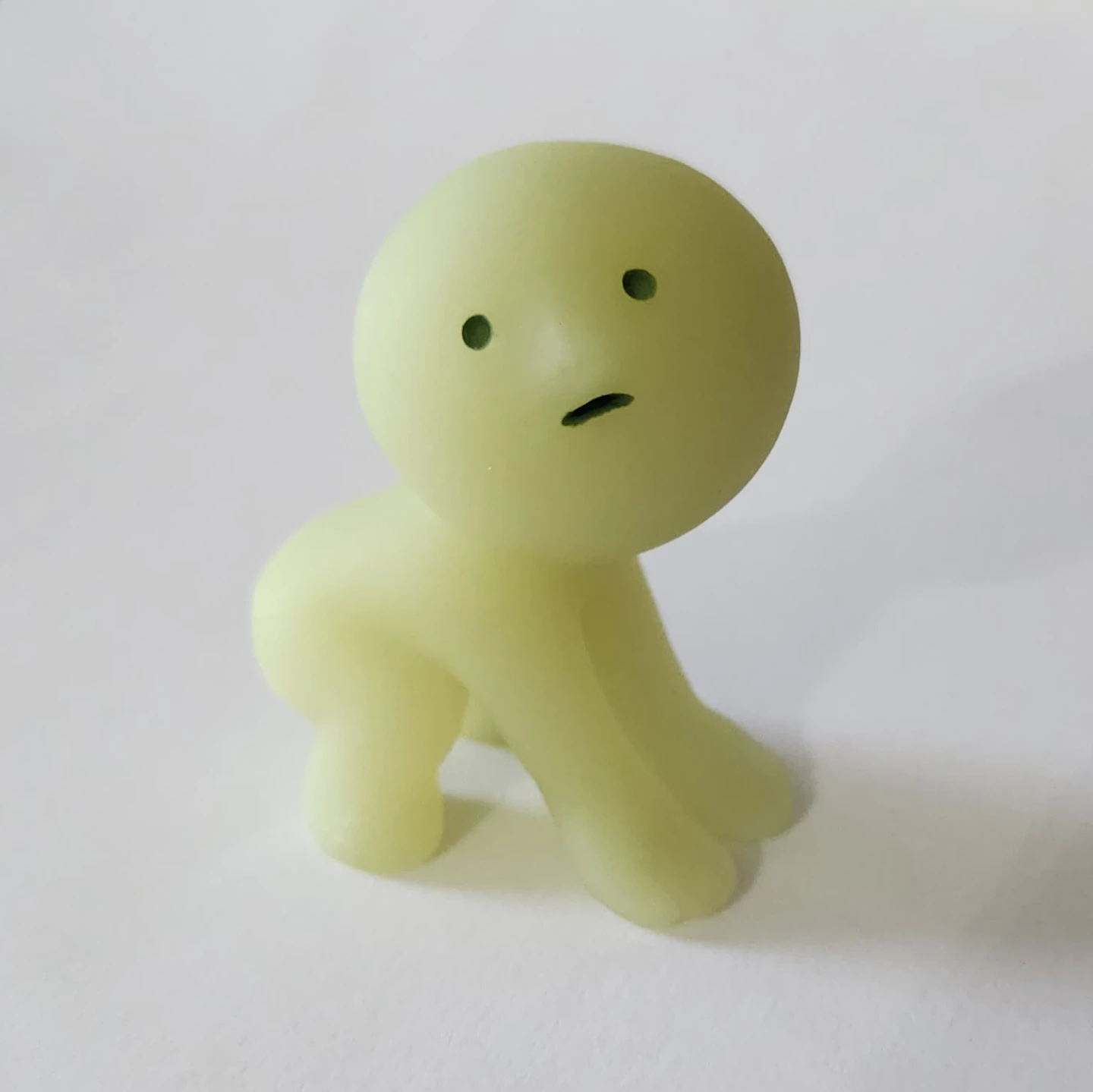 Smiski Living: Lifting - Glow in the Dark Figure
