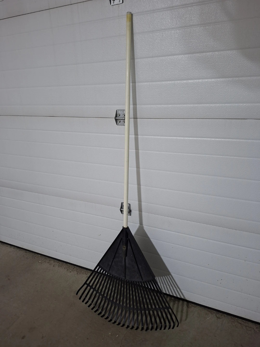 Leaf Rake with Wooden Handle