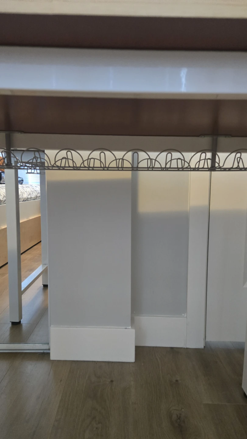 Desk - photo 3