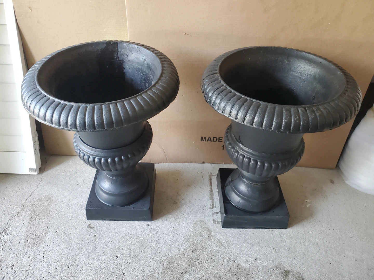 Elegant Pair of Classic Cast Iron Garden Urns - photo 2