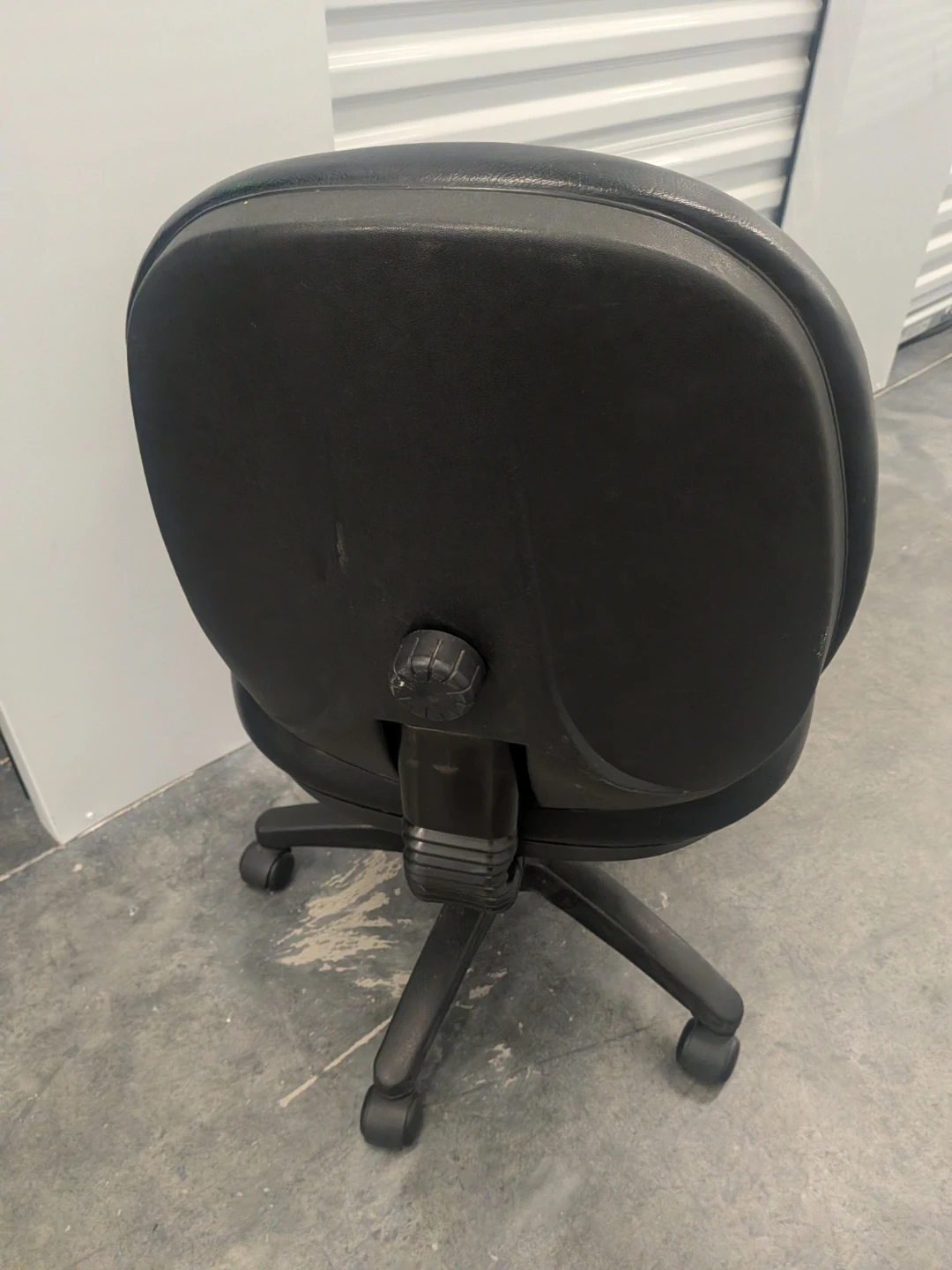Black Padded Office Chair – Adjustable & Rolling - photo 2