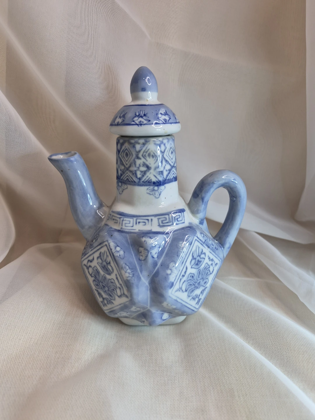 Beautiful Vintage 7" Porcelain Chinoiserie Tea Pot