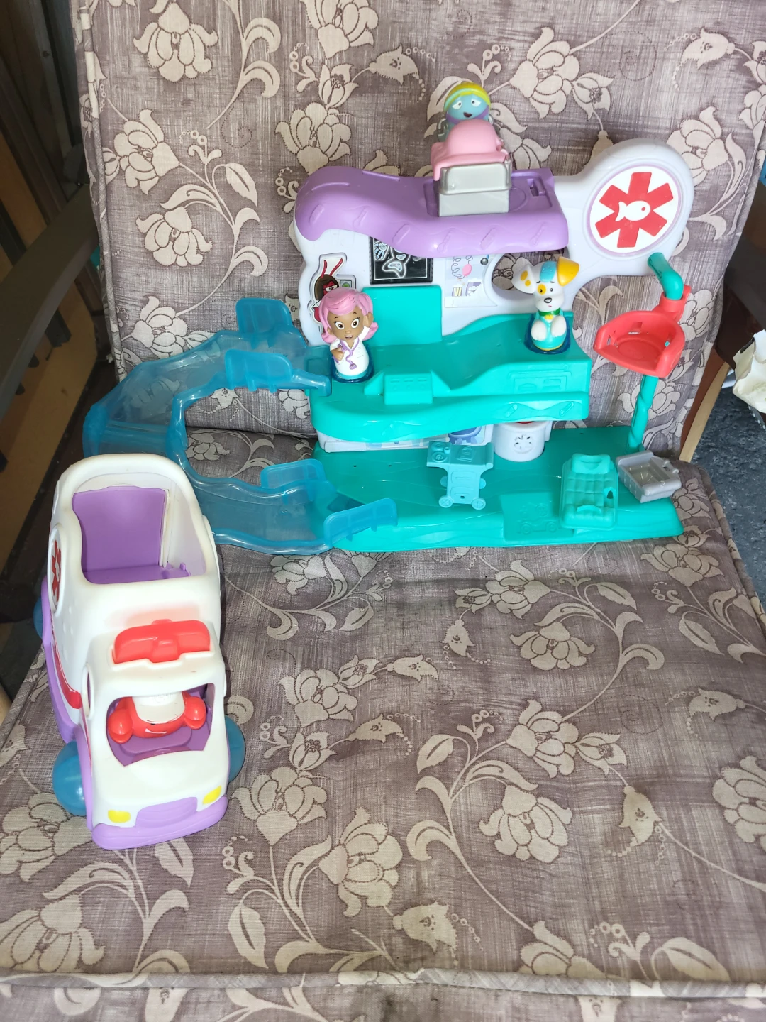 Bubble Guppies  Vet Set with Ambulance