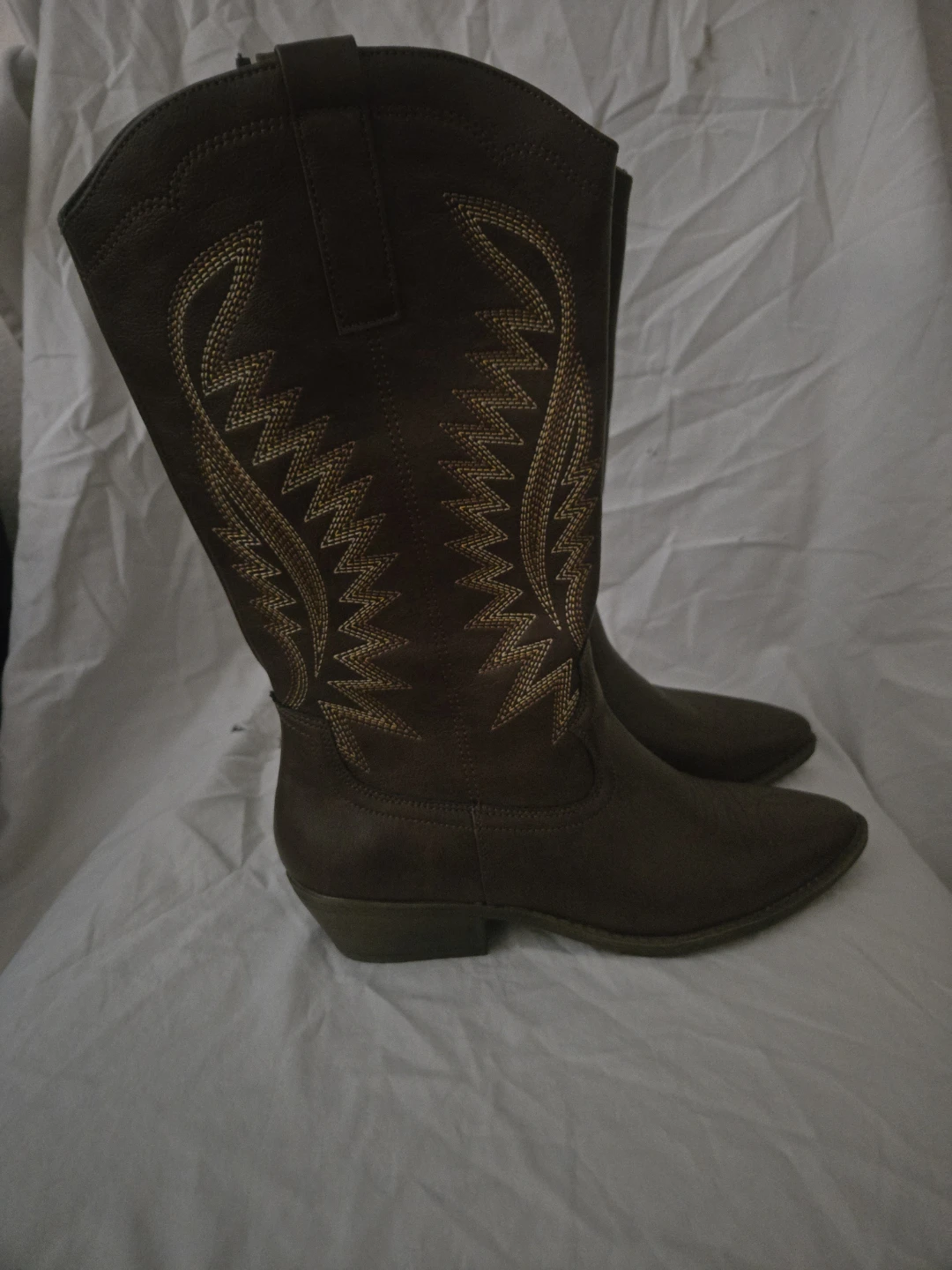 Womens cowboy boots size 8.5
