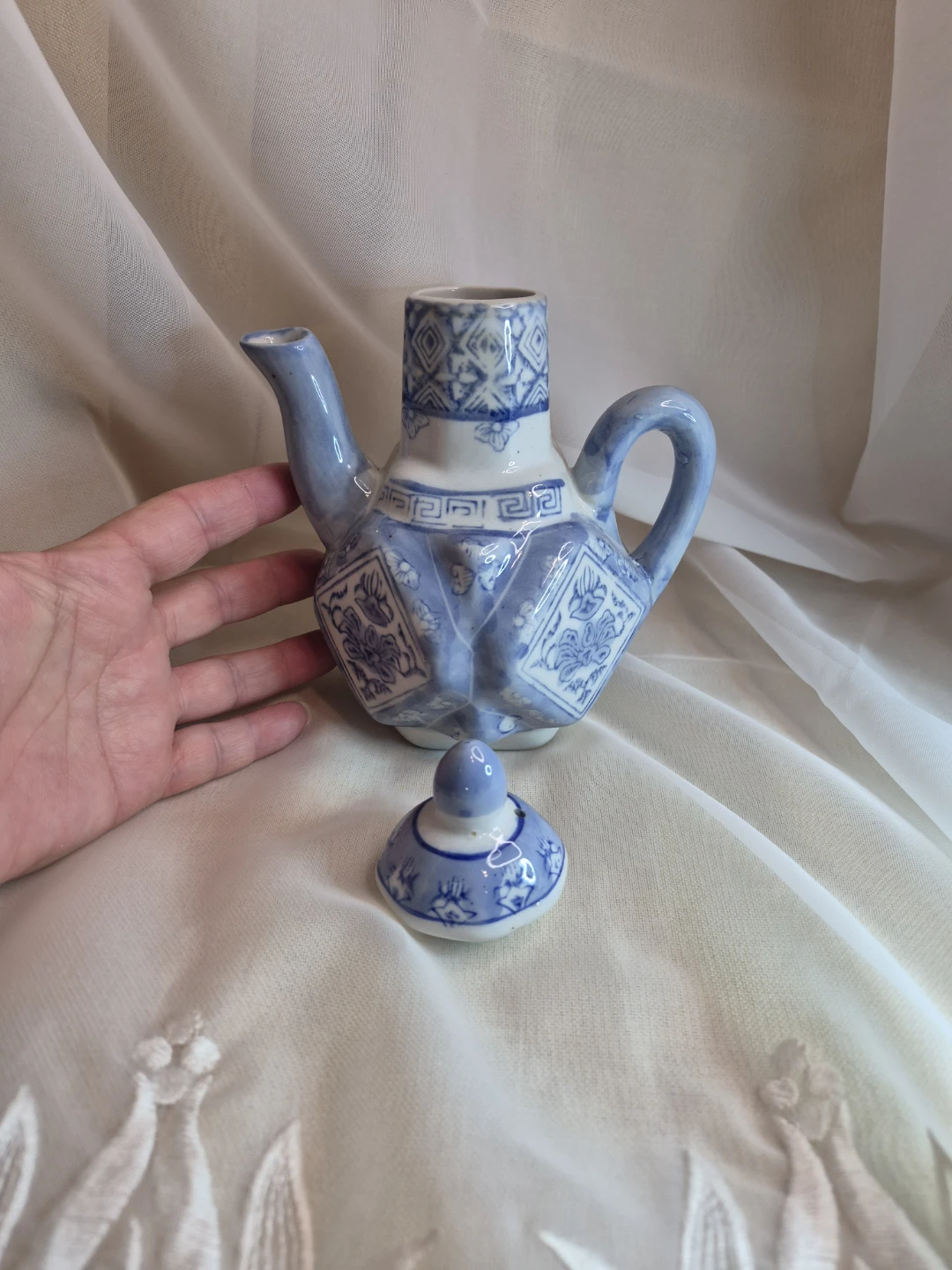 Beautiful Vintage 7" Porcelain Chinoiserie Tea Pot - photo 3