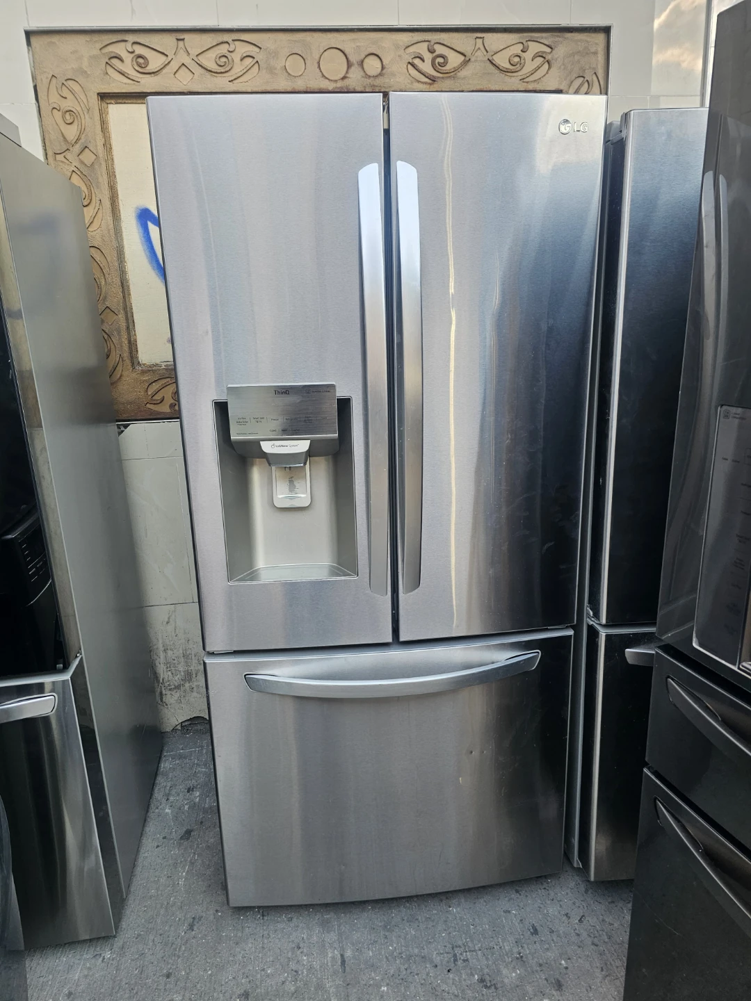LG 33in French Door Refrigerator with Ice & Water Dispenser