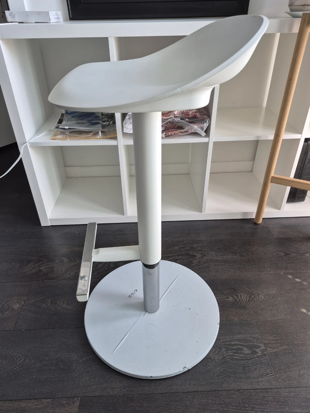 Adjustable White Bar Stool×2