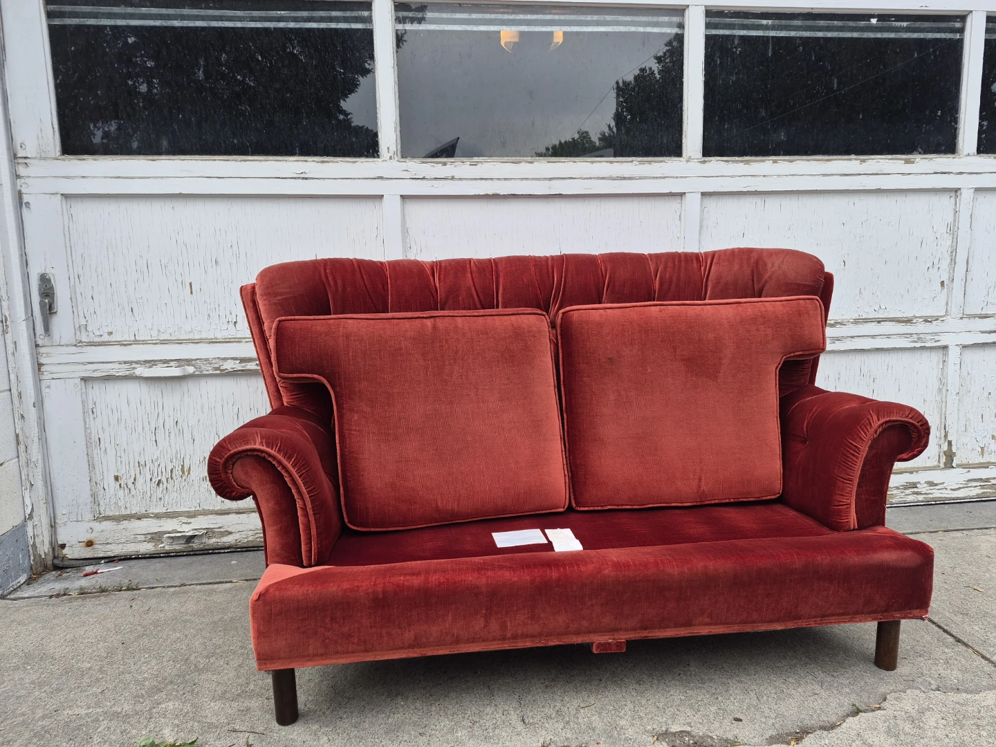 Red Velvet Tufted Loveseat sklar peppler - photo 2