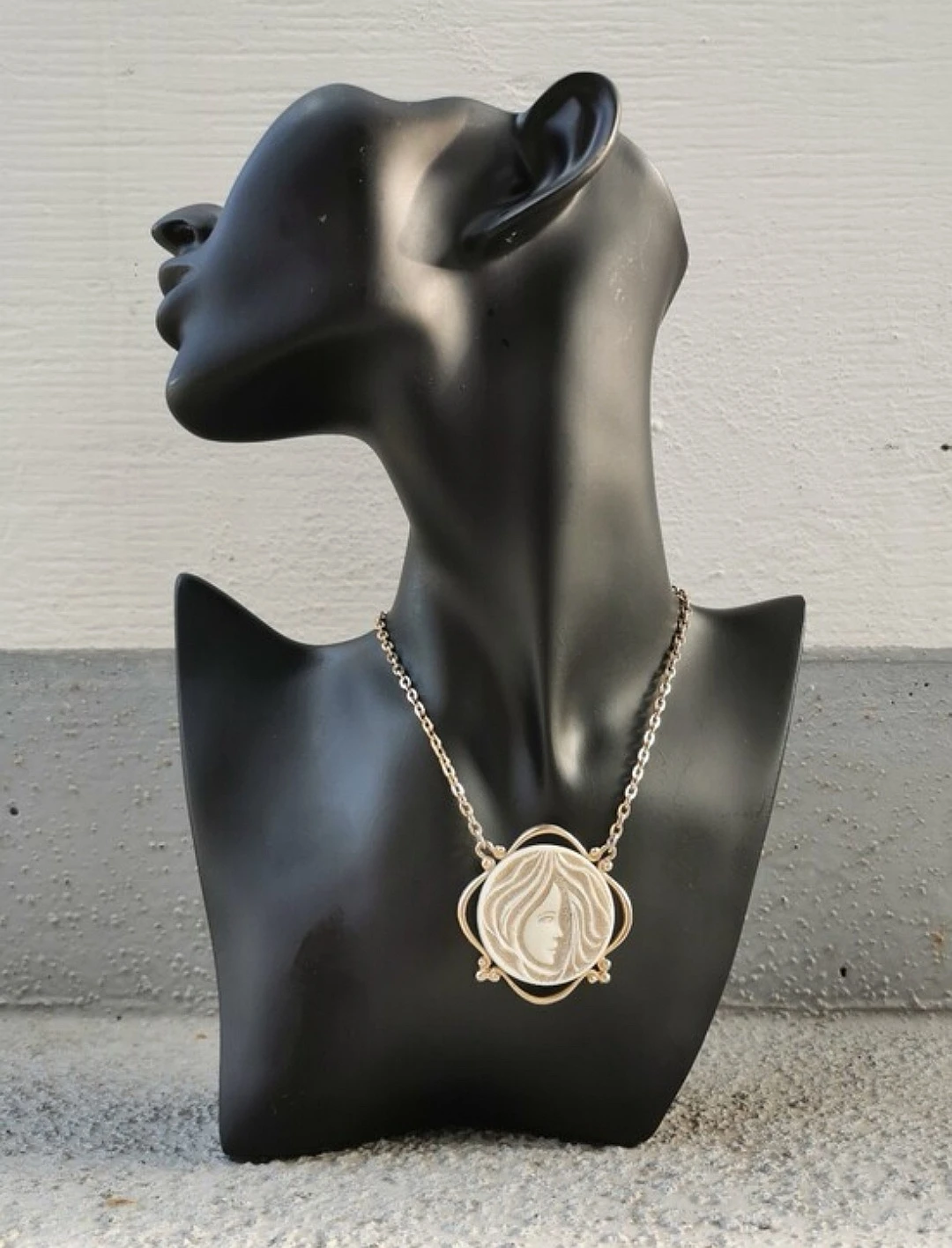 Vintage Sarah Coventry Cameo Pendant Necklace Gold Tone Signed