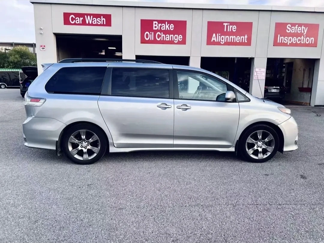 2011 Toyota Sienna SE 8 Passenger - photo 5