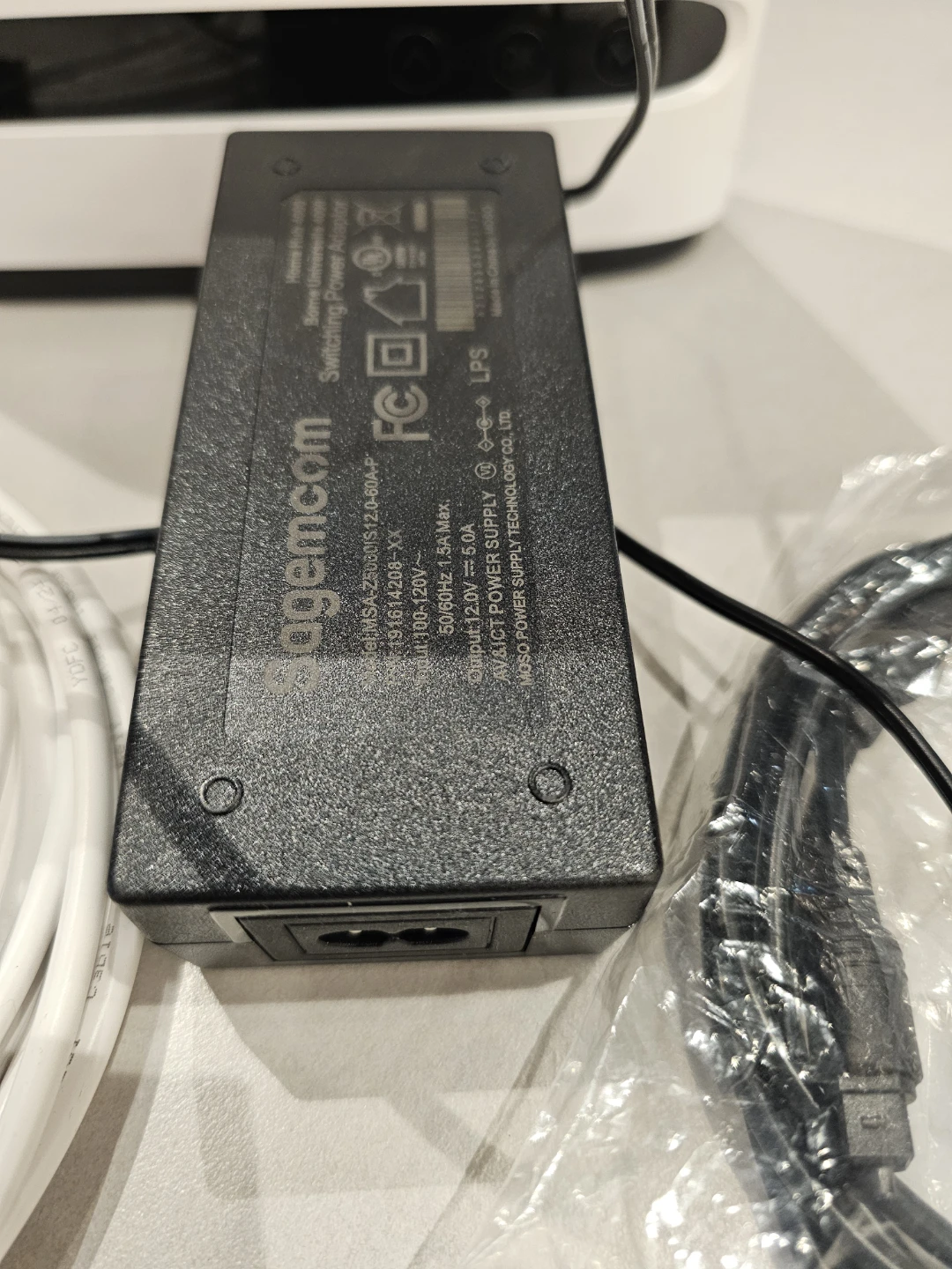 Bell Giga WiFi Hub with Sagicom Power Adapter - photo 3