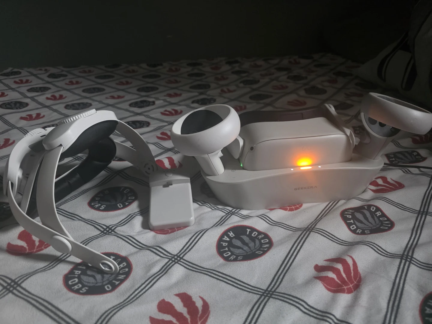 Meta Quest 2 - Charing dock - upgraded headband - extra battery - photo 2