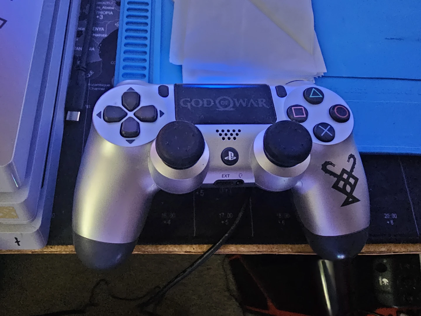 Ps4 God of War Edition 2TB with original controller - photo 2