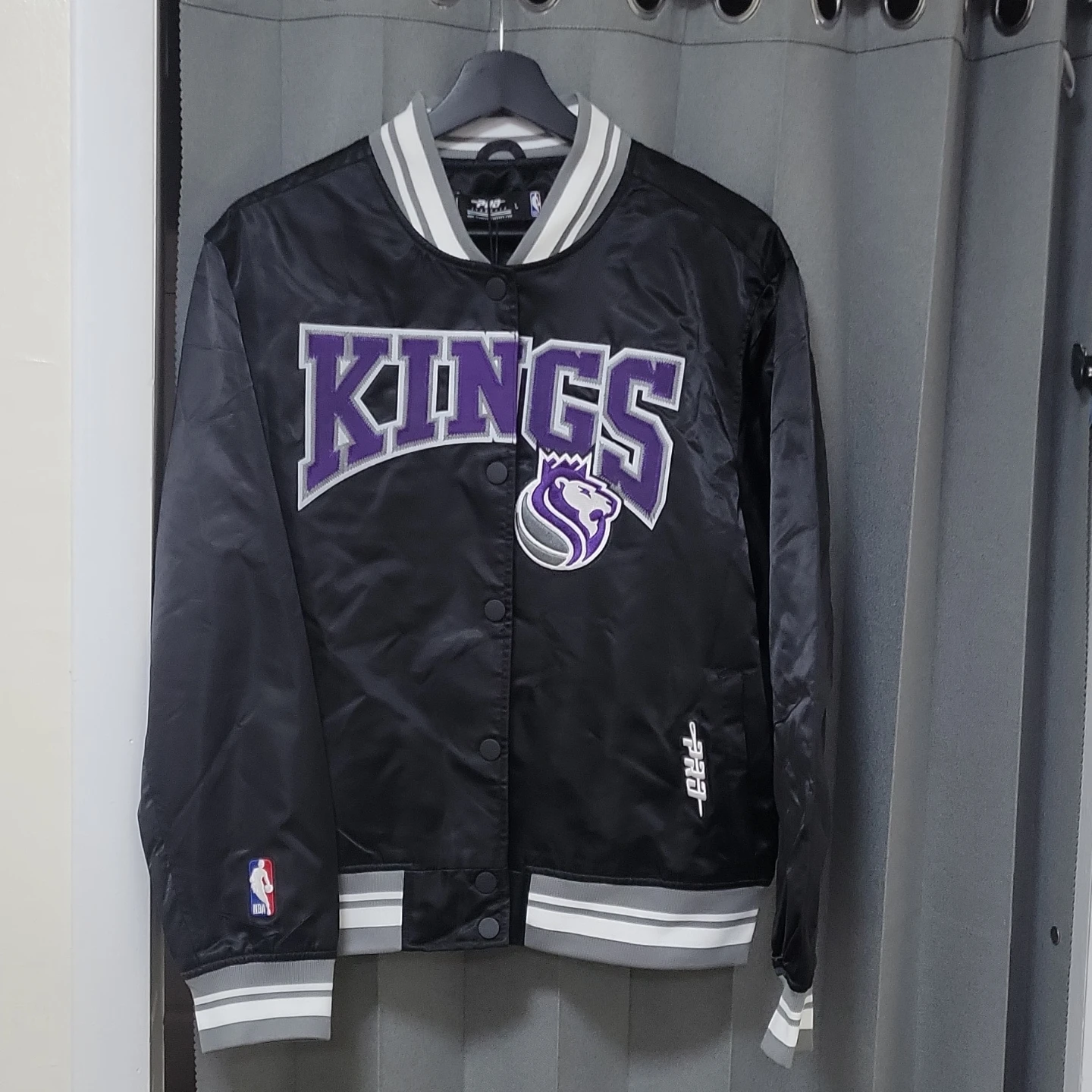 NBA Sacramento Kings Satin Bomber Jacket - photo 2