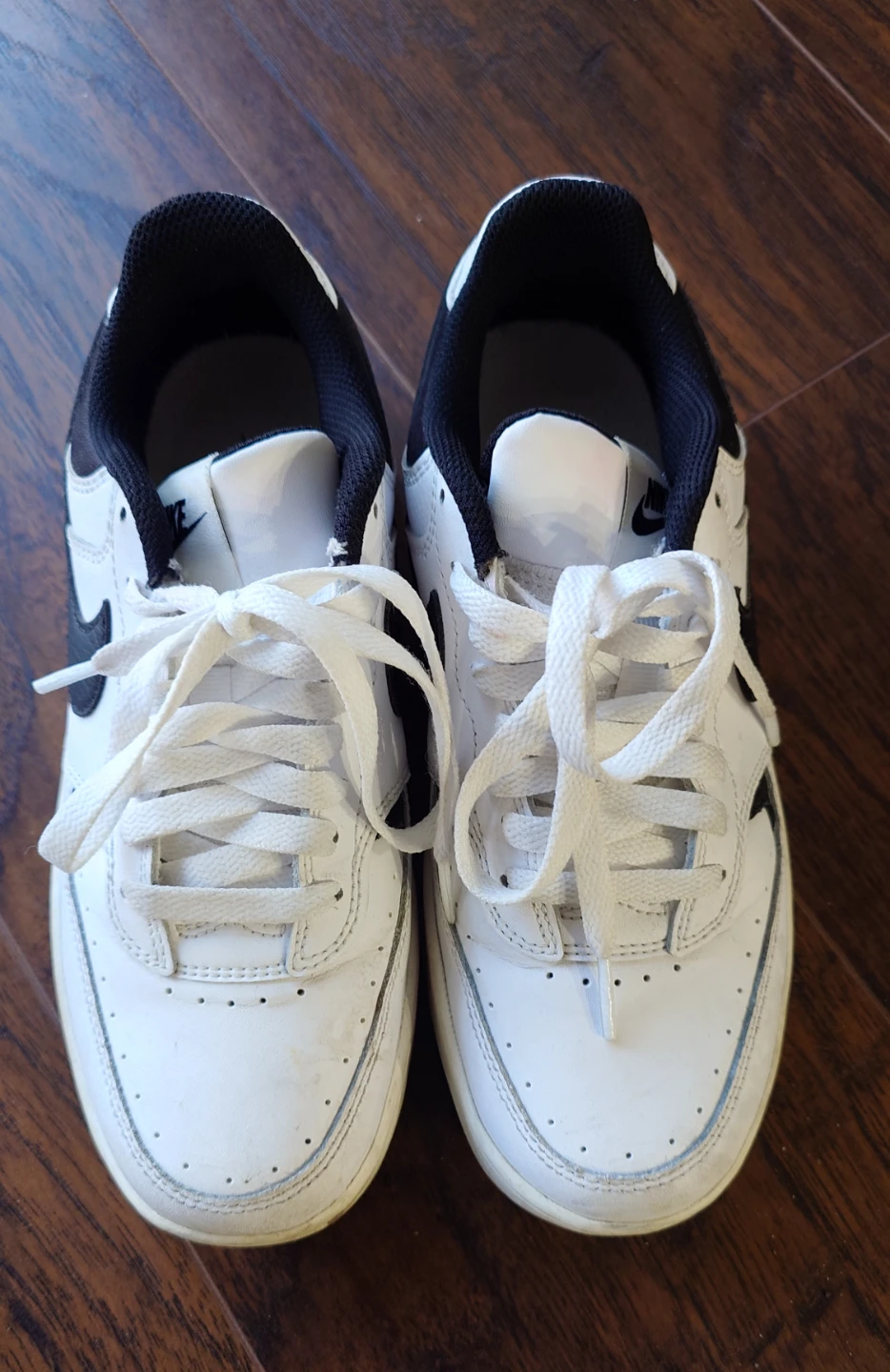Nike Low-Top Sneakers - White & Black - Size 7