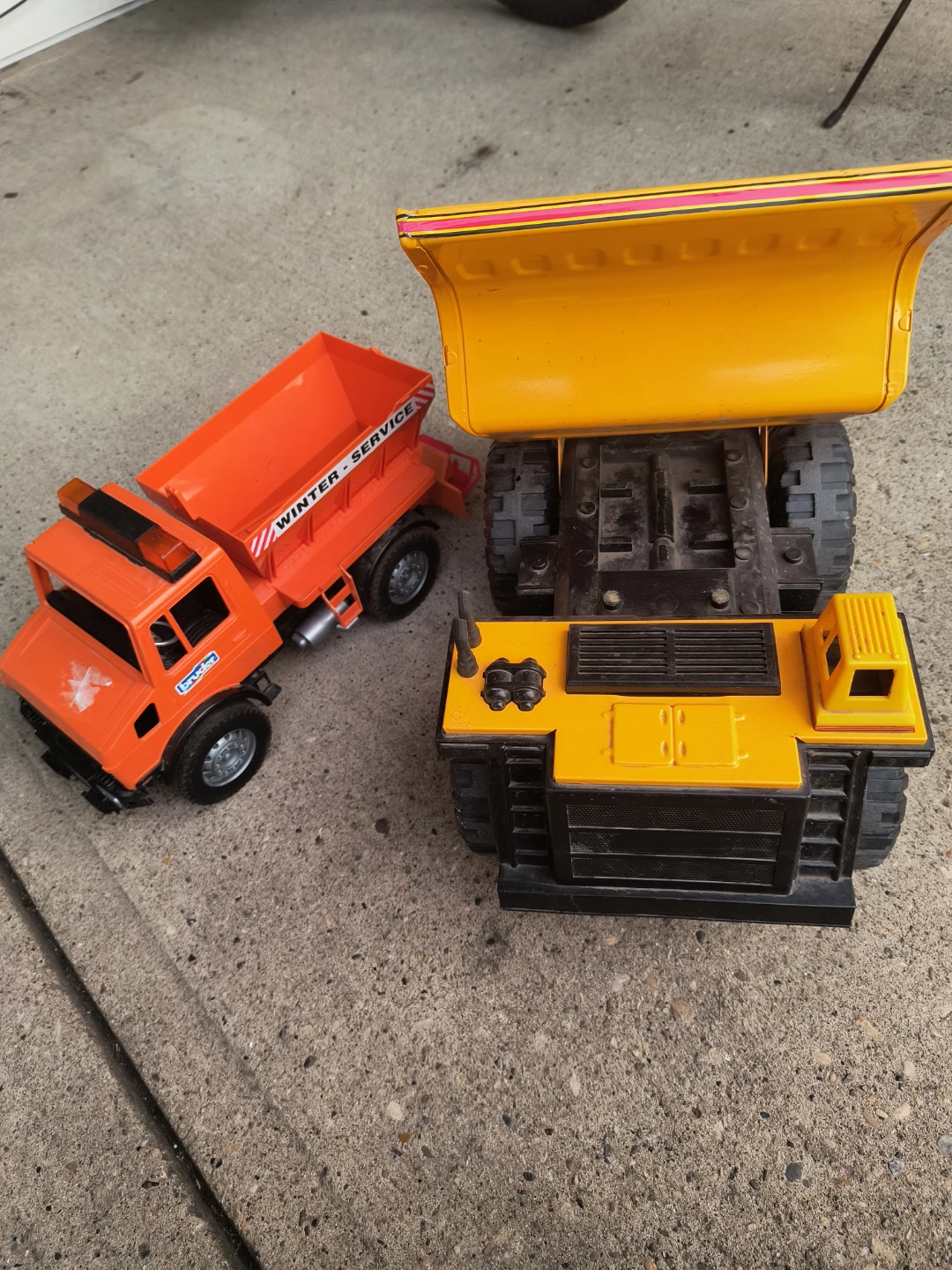 FREE -Nylint Metal yellow dump truck and Bruder orange snow plow - photo 3