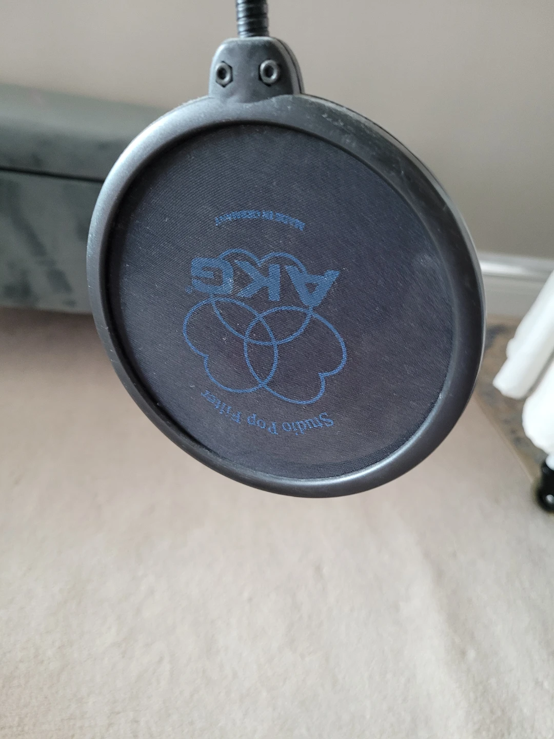 Mic stand and pop filter - photo 2