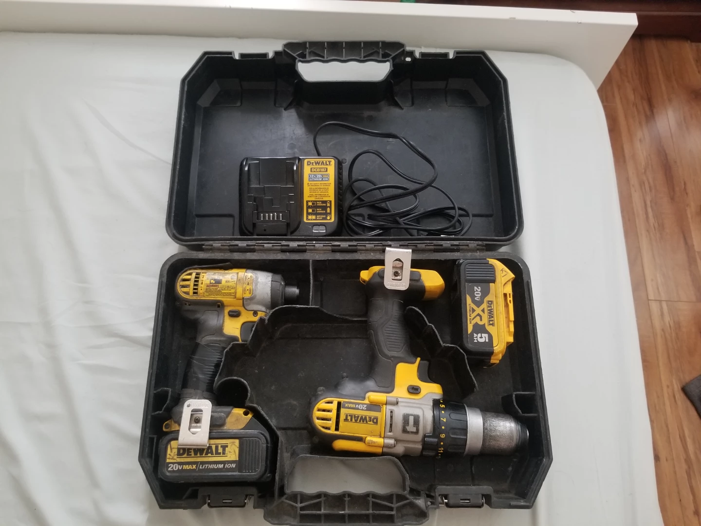 DEWALT 20V MAX Hammer Drill Impact Driver Combo Kit