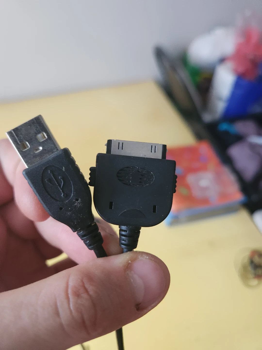 USB to 30-pin Dock Connector Cable , old apple tech