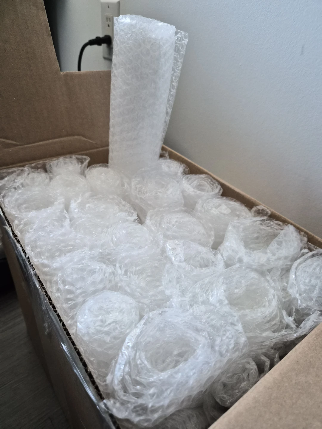 Box of bubble wrap - photo 3