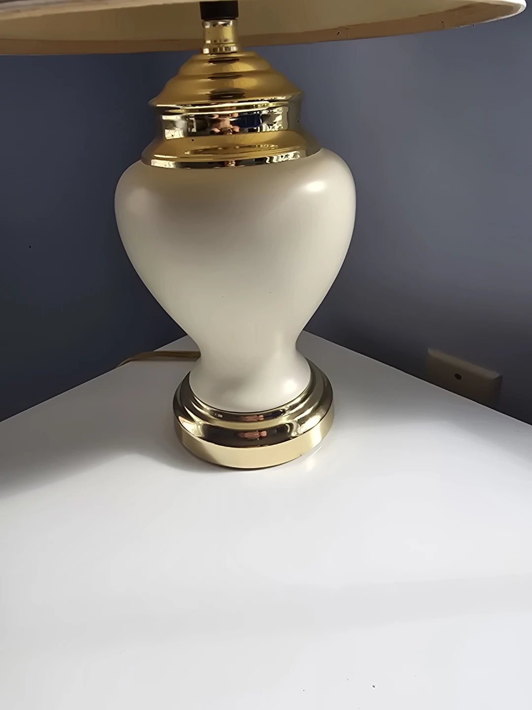 Cream and Gold Table Lamp - photo 2