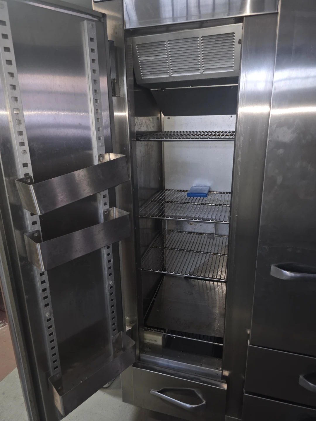 Traulsen URS 48 DT Commercial Refrigerator/Freezer - photo 2