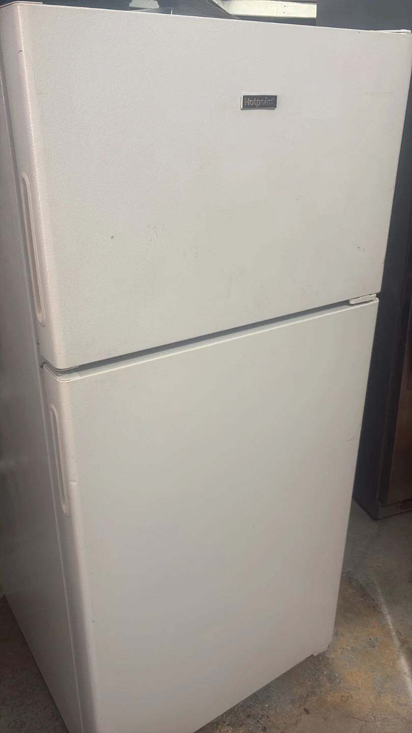 Hotpoint 28in wide top freezer refrigerator