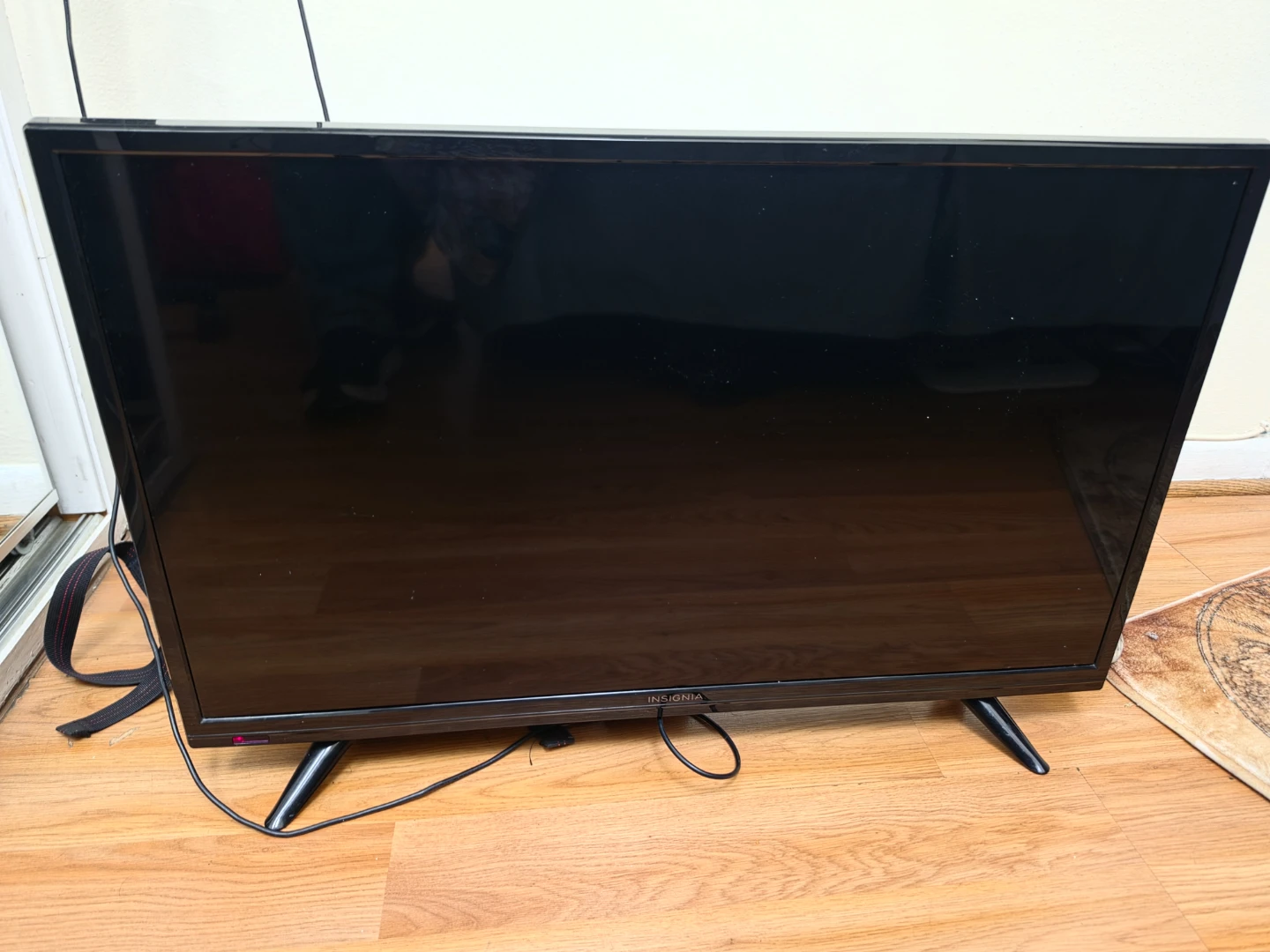 Insignia 32" LED TV - photo 2