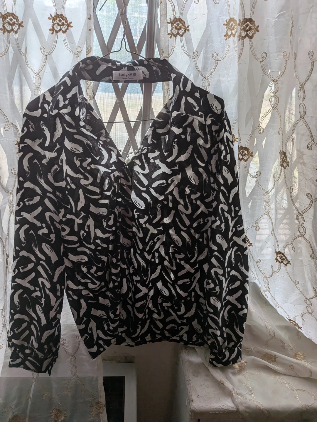 Lady Classic Fashion Black & White Print Blouse
