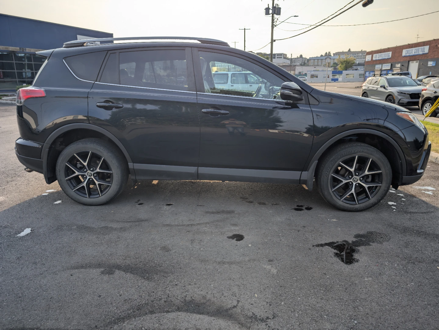 2018 Toyota RAV4 SE AWD - photo 2