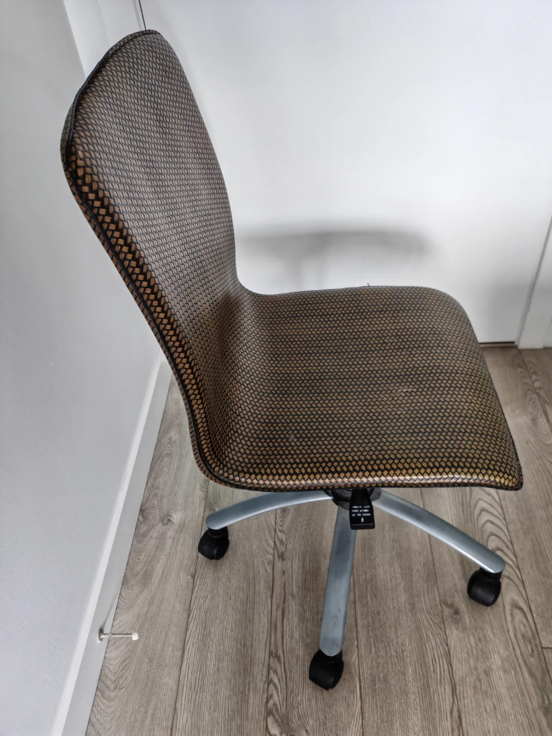 Adjustable Office Chair – Patterned Upholstery, Swivel Base