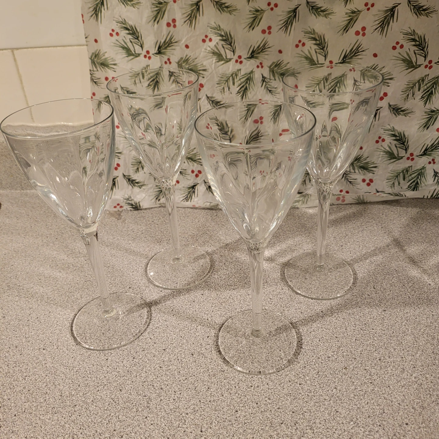 Set of 4 Clear Glass Wine Glasses