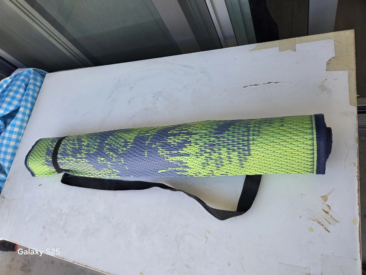 Rolled up yoga mat with strap - photo 2