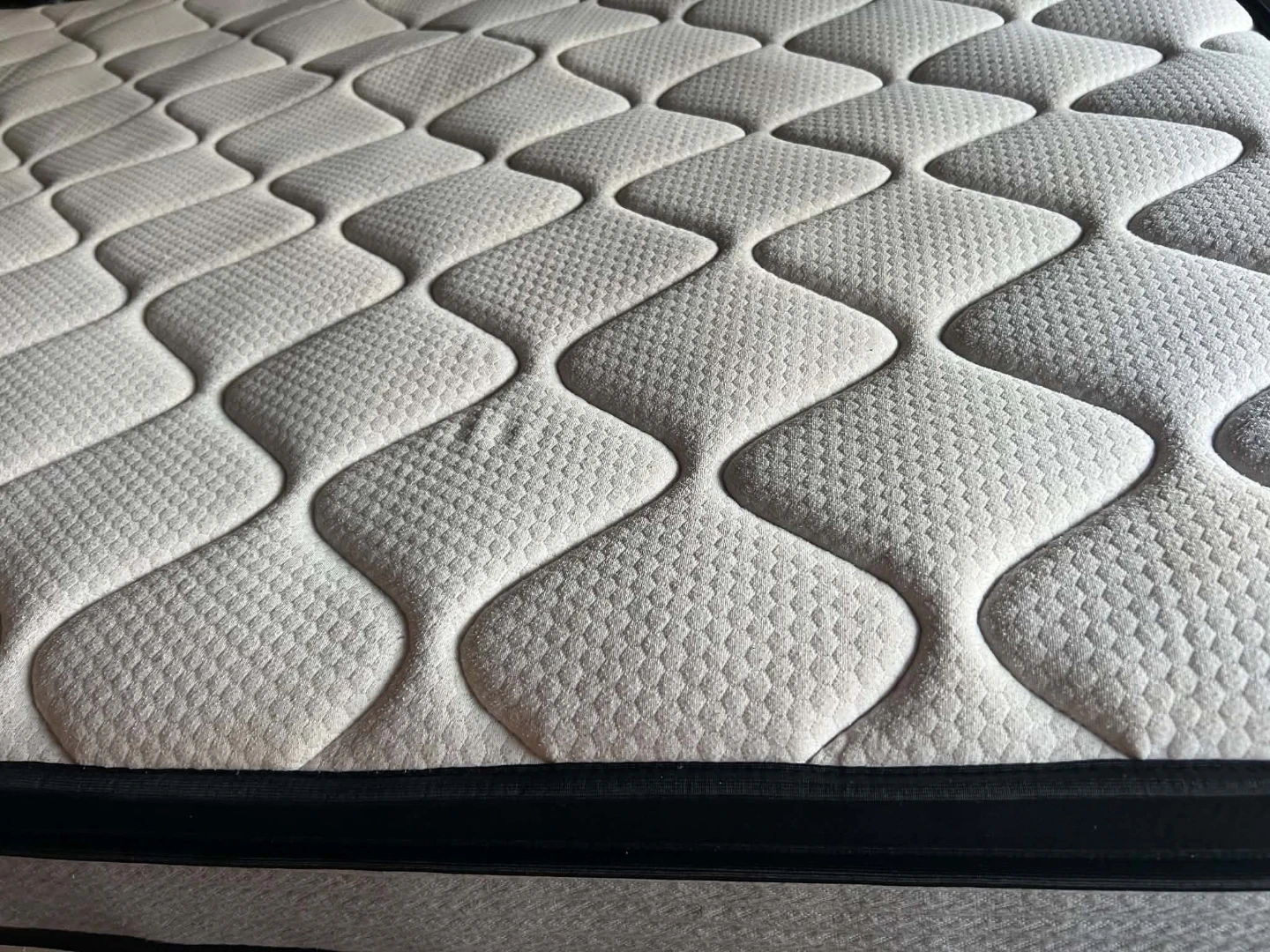 Queen mattress what the box spring/free delivery