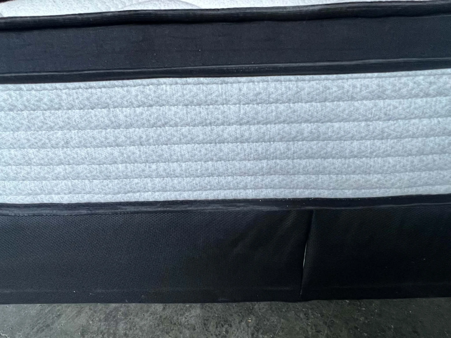 Queen mattress what the box spring/free delivery - photo 2