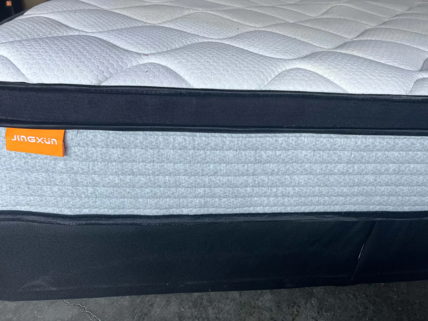 Queen mattress what the box spring/free delivery - photo 4