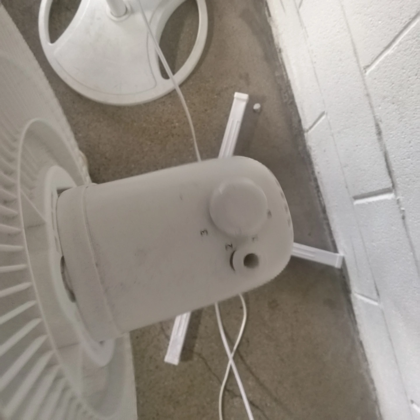 2 fans good condition 10 each - photo 2