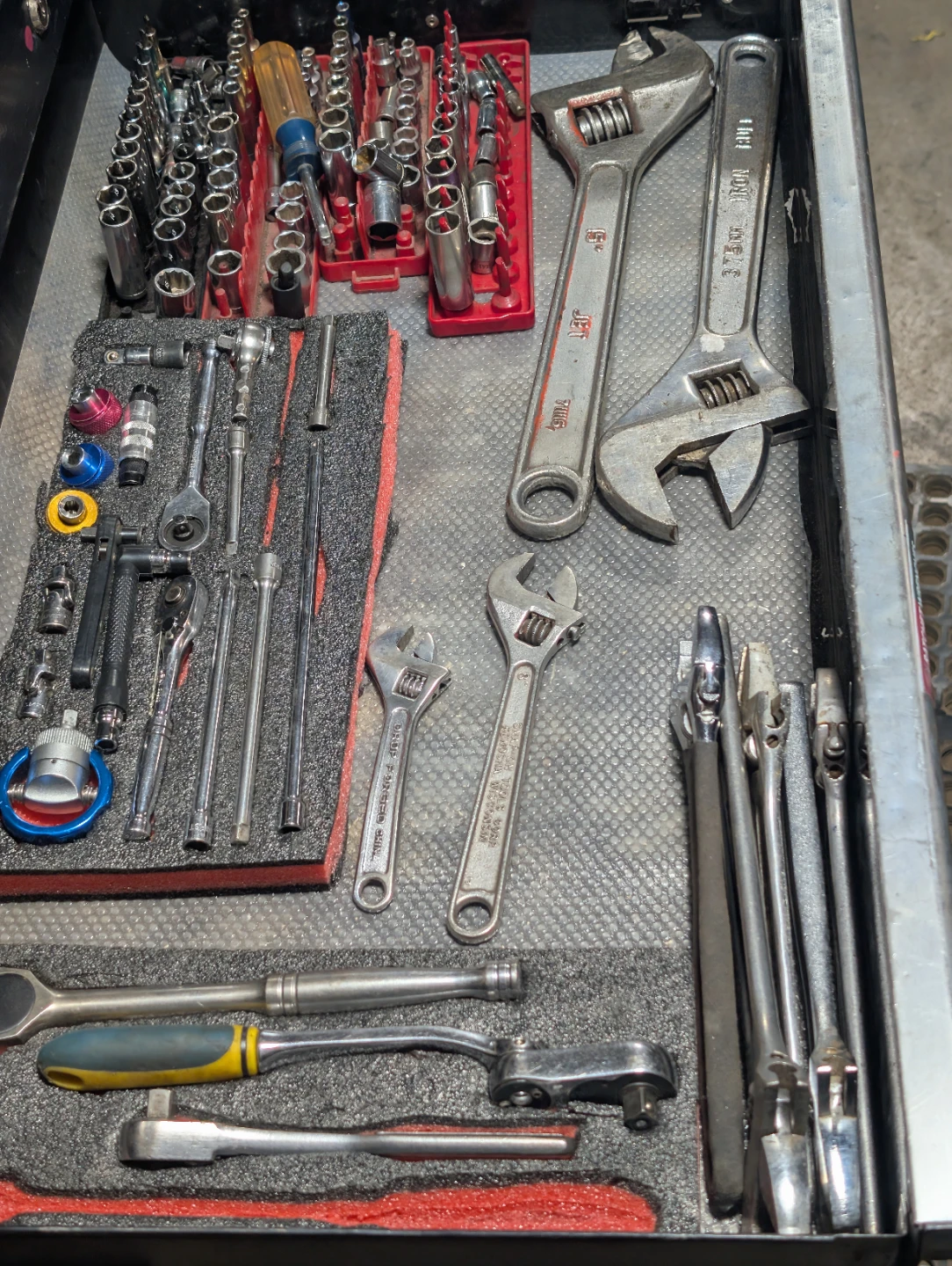 Husky 52" roll cab and tools - photo 2