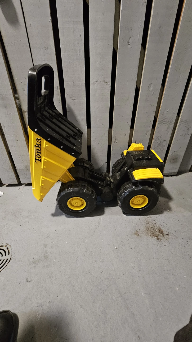 Tonka Dump Truck Toy Like New - photo 3